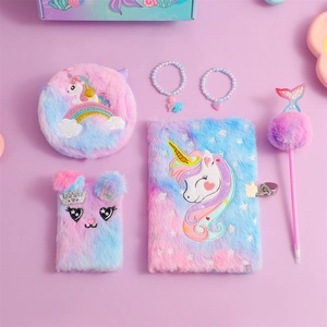 Detailansicht eines flauschigen Einhorn-Schreibwarensets mit Notizbuch und Armband