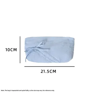 Dettaglio dell'astuccio azzurro stile balletto con fiocco e larghezza di 21,5 cm