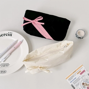 Set di astucci minimalisti in tessuto nero e crema con dettaglio fiocco e coulisse
