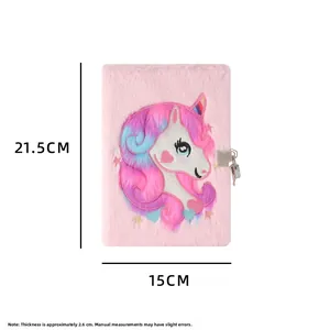 Dettaglio del taccuino unicorno di peluche rosa con lucchetto e misure 15x21,5 cm