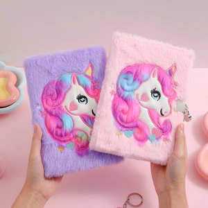 Diario A5 unicorno in peluche con lucchetto, ricami colorati e morbida pelliccia