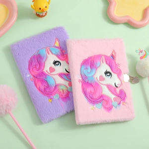 Dettaglio del diario di unicorno in peluche con lucchetto e texture in pelliccia A5