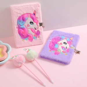 Dettaglio dei diari di peluche con unicorno con lucchetti e penne pompon abbinate