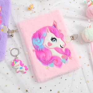 Set diario unicorno in peluche rosa con quaderno A5, lucchetto in metallo e penna abbinata