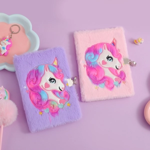 Dettaglio del diario di unicorno in peluche con serratura in metallo e morbida pelliccia