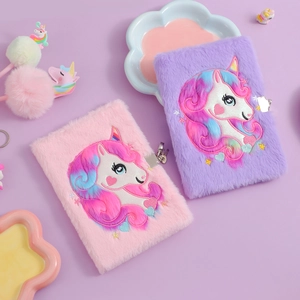 Dettaglio di quaderni unicorno in peluche con pelliccia morbida, ricamo e lucchetto