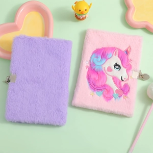 Dettaglio dei diari di peluche unicorno A5 con lucchetti metallici e chiavi colorate