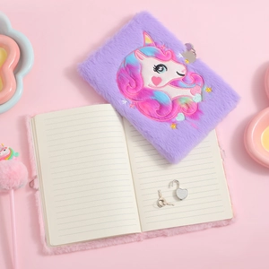 Set diario segreto unicorno A5 in peluche con lucchetto a cuore e penna con pompon