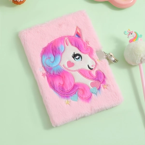 Dettaglio del taccuino unicorno in peluche rosa con ricami e lucchetto in metallo