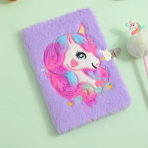 Dettaglio del diario di unicorno in peluche viola con lucchetto d'argento e penna a sfera decorata