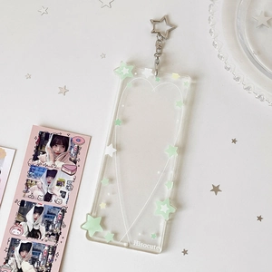 Dettaglio porta fotocard in acrilico a quattro scomparti con ciondolo a stella