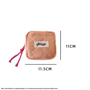 Quadratische orangefarbene Kosmetiktasche mit Maßen 11x11,5 cm und gestepptem Muster