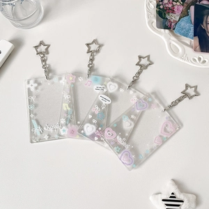 Détail de porte-cartes transparents pailletés avec clips étoile et motifs colorés