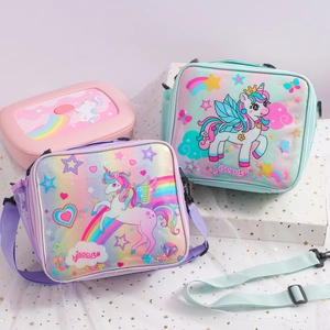 Vue détaillée de trois sacs à lunch licorne en rose, bleu et violet avec paillettes