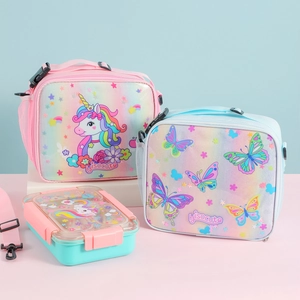 Détail des sacs à déjeuner licorne et papillon avec une boîte à bento assortie
