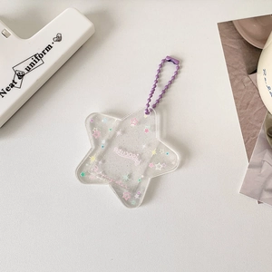 Dettaglio del portachiavi a stella in acrilico con glitter argento e catenella viola