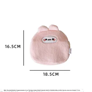 Vue détaillée d'une pochette lapin rose en peluche avec visage brodé et oreilles