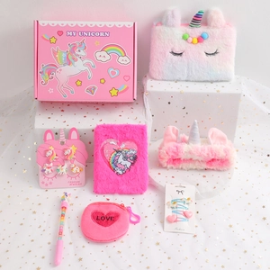 Niedliches Einhorn Schreibwaren Set Detail mit Pluesch Notizbuch und suessen Accessoires.