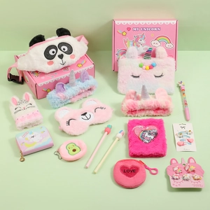 Süßes Cartoon Einhorn Geschenkbox Set mit Plueschtasche Notizbuch Stiften für Kinder.