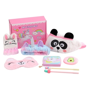 Detailansicht des niedlichen Cartoon Einhorn Geschenkbox Sets mit verschiedenen Plüschaccessoires.