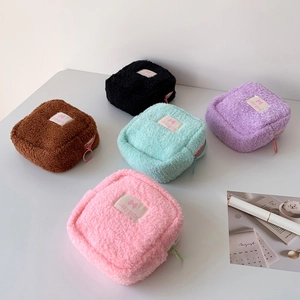 Détail de pochettes en peluche en cinq couleurs avec texture douce en laine d'agneau