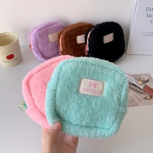 Mini sac carré en peluche disponible en cinq couleurs avec fermeture éclair et étiquette