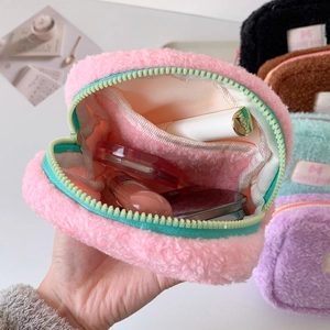 Trousses à maquillage minimalistes en peluche de plusieurs couleurs avec fermeture