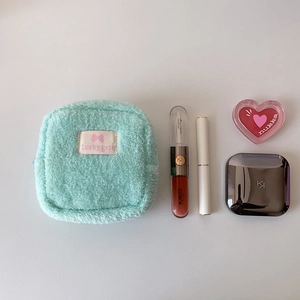 Trousse à maquillage carrée en peluche vert menthe avec logo nœud rose doux