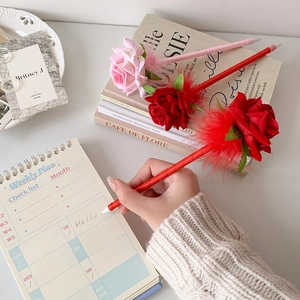 Elegante bolígrafo con rosa artificial y decoración de plumas suaves para regalitos