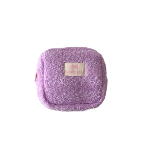 Pochette cosmétique carrée en peluche rose avec broderie Lucky gate et zip rouge