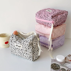 Set di borse da trucco trapuntate in cotone con stampe floreali e schizzi d'inchiostro
