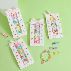 Detail van kleurrijke eenhoorn haarspeldjes met regenboog armbanden en pastel lint clips