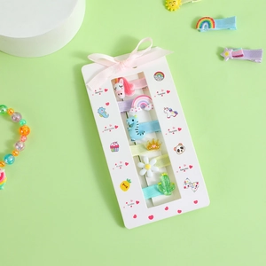 Detail van 7-daagse haarspeldjesset voor kinderen met hars eenhoorns en regenbogen op kaart