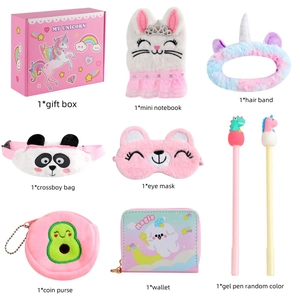 Detailansicht der niedlichen Einhorn Geschenkset Artikel mit Plüschaccessoires und Bürobedarf.