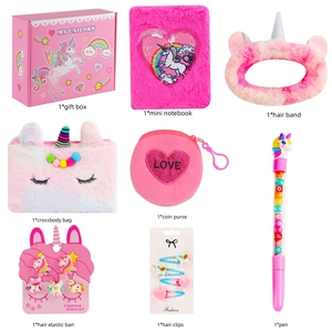 Detailansicht des Einhorn-Geschenksets für Kinder mit Plüsch-Notizbuch und süßer Schreibware.