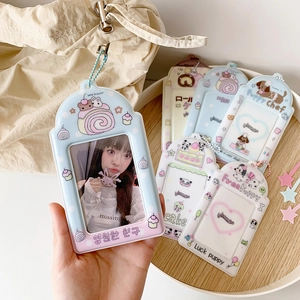 Détail de porte-cartes photo en PVC avec chaînes colorées et motifs d'animaux mignons