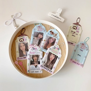 Gros plan de porte-cartes photo pastel avec chaînes sur un plateau en bois