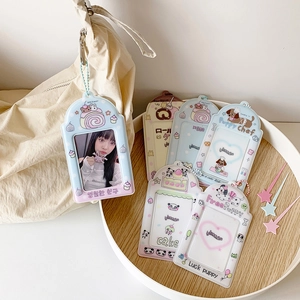 Détail de porte-cartes en PVC avec motifs de dessins animés et chaînes sur un sac
