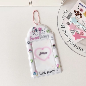Détail du porte-carte en PVC blanc avec motifs chiots et chaîne à billes rose