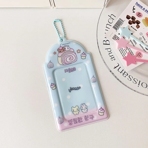 Détail du porte-carte en PVC bleu clair avec ours de dessin animé et chaîne à perles