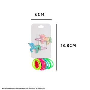 Detailansicht von Einhorn-Glitzer-Haarspangen und bunten Gummibändern mit Maßangaben