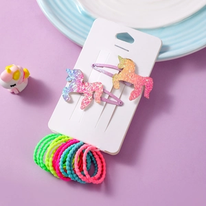 Detail von Einhorn-Haarspangen mit Glitzer und bunten Gummibändern für Mädchen