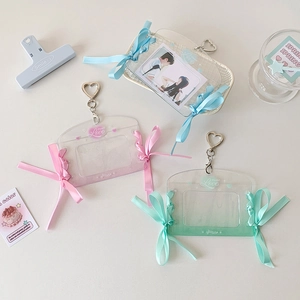 Macro-detail van glitter kaarthouders met lintstrik, Sweet Love print en hartsluiting