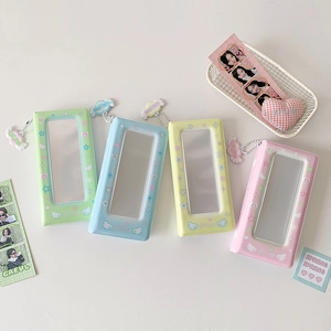 Détails de quatre mini albums en PVC aux tons macaron avec motifs d'ailes et de cœurs
