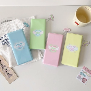 Gros plan sur des porte-cartes en PVC pastel avec motifs d'ailes d'ange et de cœur