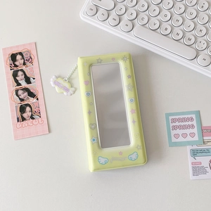 Détail de l'album photo jaune clair avec fenêtre transparente et pendentif d'aile