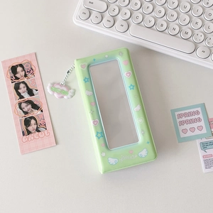 Détail d'un mini album photo ailes d'ange vert clair avec un charme plume en forme de cœur