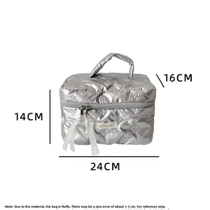 Silberne gesteppte Kosmetiktasche mit Schleifenmuster und Maßen von 24x14x16 cm