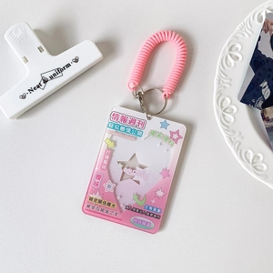 Detalle de portatarjetas de fotos de acrílico rosa con cordón en espiral para ídolos