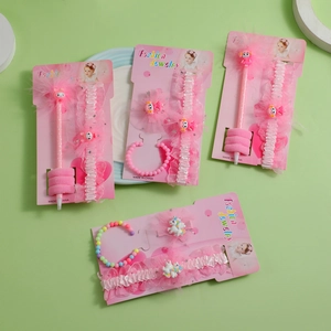 Détails des bandeaux en dentelle rose et bracelets en perles avec breloques mignonnes